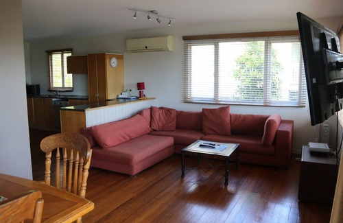 Wynnum House | Fully-furnished, family & pet-friendly home 100m the water. Sleeps 12.