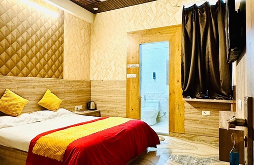 Jaipur District Hotel | Fully Furnished - Netflix, Rain Shower, Peace-103