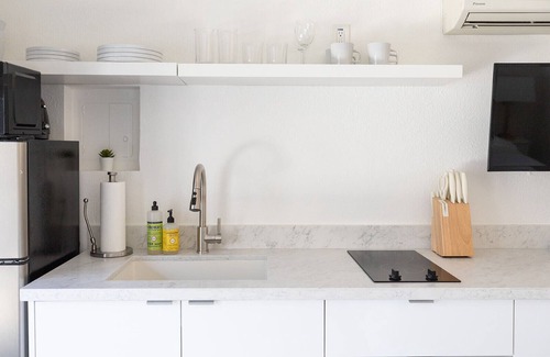 East Sacramento Apartment | Fully Furnished Studio in East Sac/Steps Away from Several Hospitals