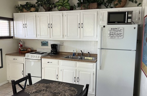 Marathon Apartment | Fully furnished studio, 50 yards from ocean, shared pool, fishing-jetty