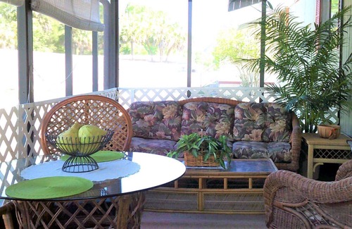 New Port Richey East House | Fully furnished warm Florida retreat in a quiet park close to Florida Fun spots