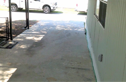 New Port Richey East House | Fully furnished warm Florida retreat in a quiet park close to Florida Fun spots