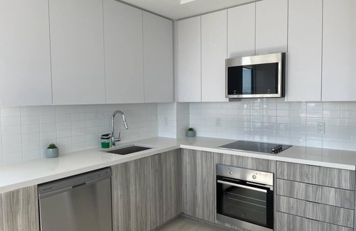 Oakville Condo | Fully furnished, very clean and bright Modern Lake view , perfect location