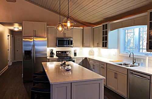 Country Club Estates House | Fully licensed for legal rentals. Beautiful Home 2min from lake…5 stars!