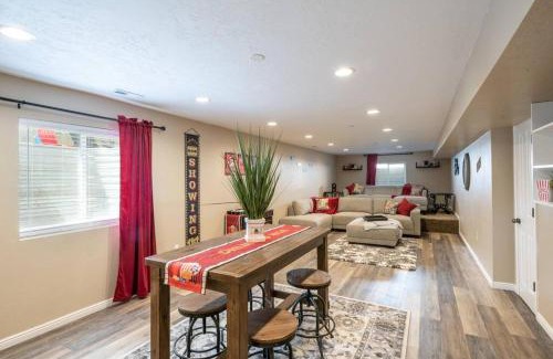 Heber House | Fully loaded, 12 beds, cool bunk room, hot tub!