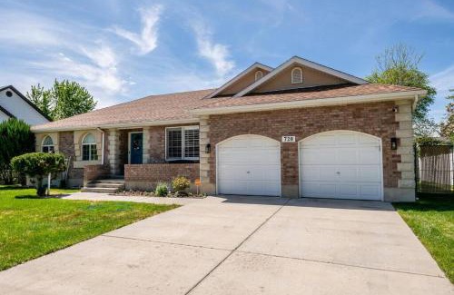 Heber House | Fully loaded, 12 beds, cool bunk room, hot tub!