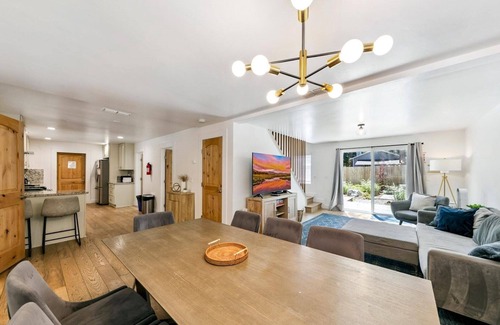 North Upper Truckee House | Fully Remodeled, Hot Tub, Game Room, 10 Guests + Extra Kids 5 Years Old and Younger, Pet Friendly