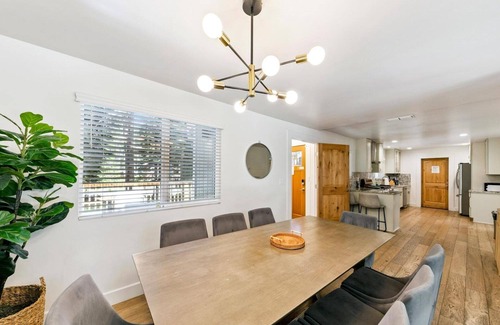North Upper Truckee House | Fully Remodeled, Hot Tub, Game Room, 10 Guests + Extra Kids 5 Years Old and Younger, Pet Friendly