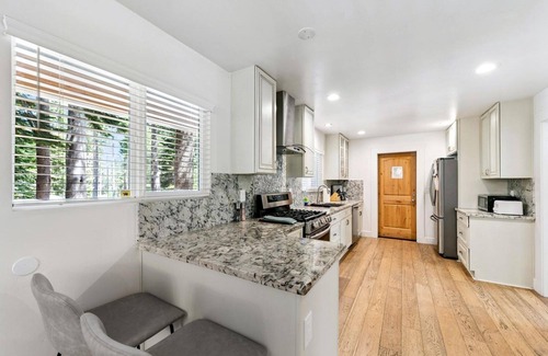 North Upper Truckee House | Fully Remodeled, Hot Tub, Game Room, 10 Guests + Extra Kids 5 Years Old and Younger, Pet Friendly