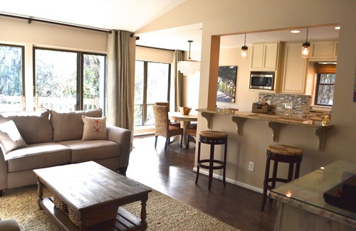 Sea Pines Condo | Fully Renovated Top-Floor Sea Pines Villa near Harbour Town in Lighthouse Tennis
