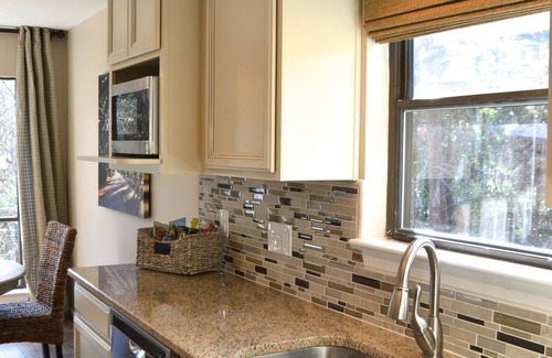 Sea Pines Condo | Fully Renovated Top-Floor Sea Pines Villa near Harbour Town in Lighthouse Tennis