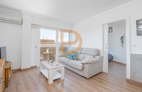 Palau-Saverdera Apartment | Fully renovated apartment with terrace in the center of Palau Saverdera