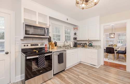 High Point House | Fully Renovated 5BR Historic Retreat - Walk to High Point U & Market - Sleeps 14