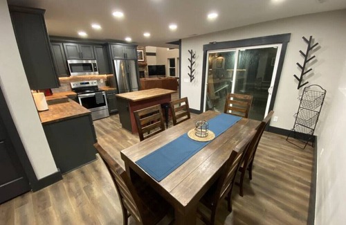 Amanda Cabin | Fully Renovated Cabin in Hocking Hills - Hot Tub, Game Room, Wifi, Fireplace