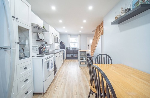 Kincardine Cottage | Fully Renovated Cottage on Queen, 3min walk from Beach and Downtown Adventures!