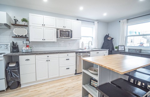 Kincardine Cottage | Fully Renovated Cottage on Queen, 3min walk from Beach and Downtown Adventures!