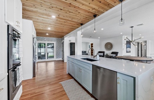 Southgate House | Fully Renovated Mid Century Ranch minutes from Siesta Key and Downtown Sarasota!