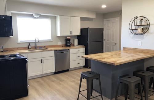 Acme House | Fully Renovated Peek-A-Boo Bayview Duplex-10 minuets from Downtown Traverse City