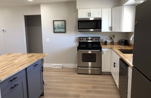 Acme House | Fully Renovated Peek-A-Boo Bayview Duplex-10 minuets from Downtown Traverse City