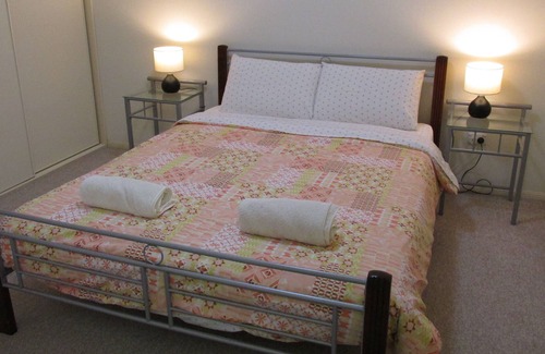 Nerang Villa | Fully Self Contained 2BR Villa Unit on River Town Acreage. Safe Quiet Area.