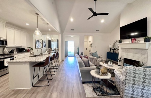Lubbock House | Fully stocked, close to medical, cozy, high end, pets welcome, family friendly