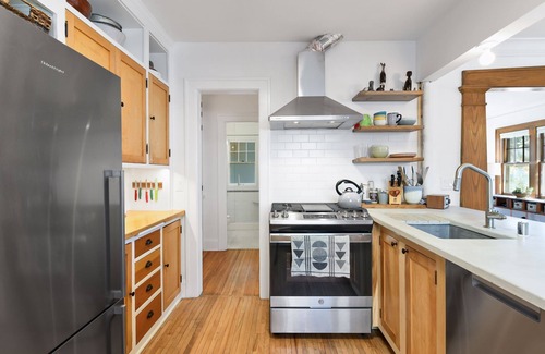 Fulton House | Fulton Family Bungalow Pets Welcome. Crib, Highchair, Dog Crate