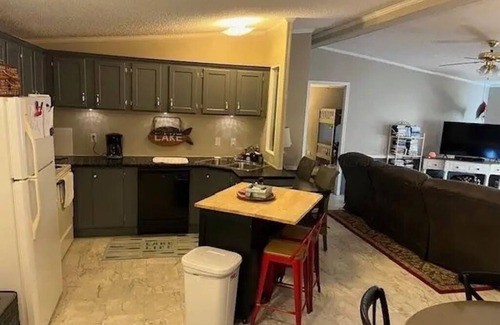 Houston House | Fun & Affordable on Smith Lake