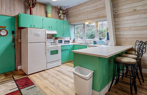 Gleneden Beach House | Fun and Unforgettable Beach House - Dog-friendly with a Great Location