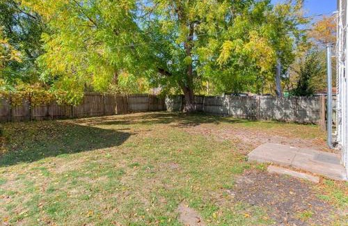 Des Moines Apartment | Fun Backyard Close to Downtown Pet Friendly 4BDRM