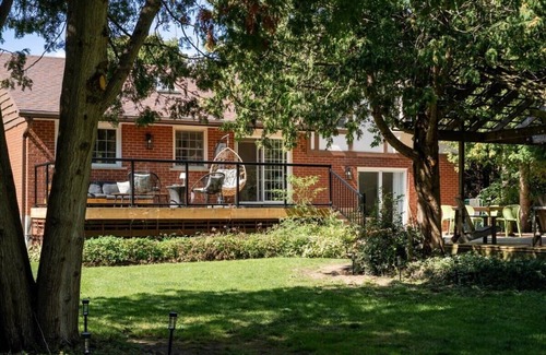 Kincardine Cottage | Fun & bright cottage by the beach w/hot tub
