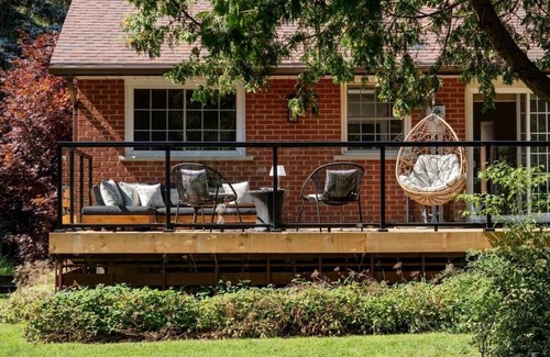Kincardine Cottage | Fun & bright cottage by the beach w/hot tub