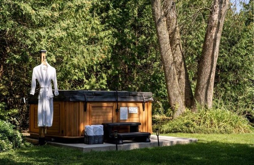 Kincardine Cottage | Fun & bright cottage by the beach w/hot tub