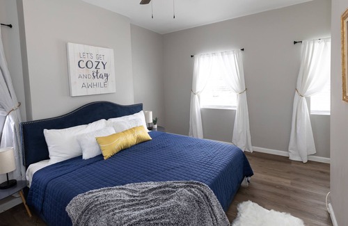 Tower Grove East House | Fun-Comfy-King bed-dog friendly-<3 of the city