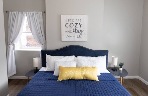 Tower Grove East House | Fun-Comfy-King bed-dog friendly-<3 of the city