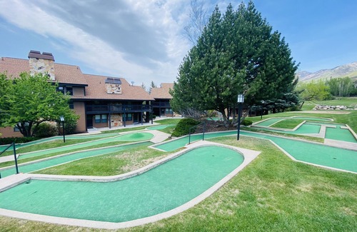 Wolf Creek House | Fun condo, Pineview Reservoir, powder mountain, lrg 2 bedroom.