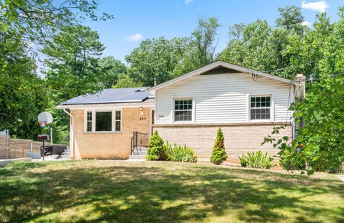 Silver Spring Apartment | Fun Cozy Barnyard Chic 3Bedroom Silver Spring Home