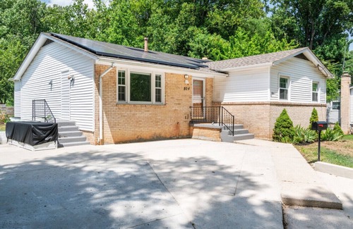 Silver Spring Apartment | Fun Cozy Barnyard Chic 3Bedroom Silver Spring Home