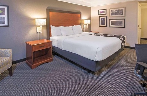 Arsenal House | Fun Days Ahead! 3 Units w/ FREE Bfast & Parking, Pool, Minutes to Wax Museum!