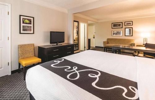 Arsenal House | Fun-filled Stay! 3 Convenient Units, Onsite Pool w/ FREE Breakfast, The Alamo!