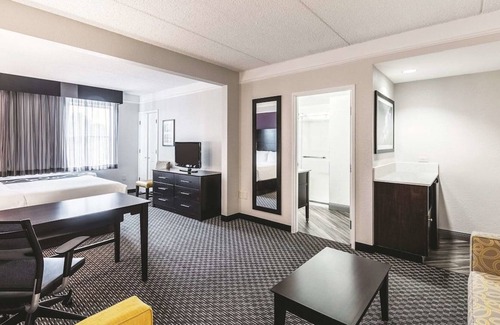 Arsenal House | Fun-filled Stay! 3 Convenient Units, Onsite Pool w/ FREE Breakfast, The Alamo!