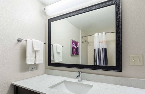 Arsenal House | Fun-filled Stay! 3 Convenient Units, Onsite Pool w/ FREE Breakfast, The Alamo!