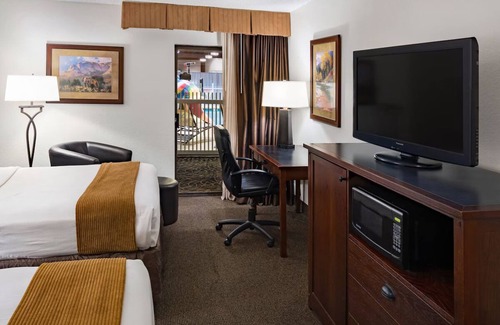 Casper House | Fun for the Whole Family! Near Dakota Zoo, Indoor Pool/Waterpark, Pet-Friendly