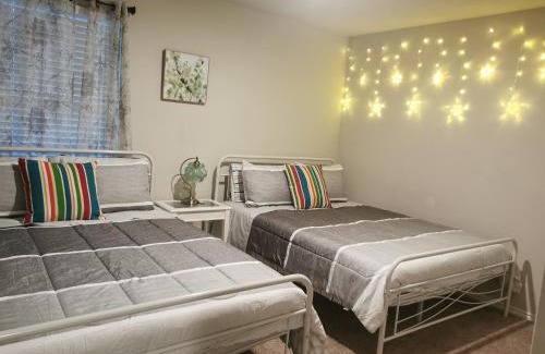 Southside House | Fun Games and Spacious 4BR House 3 ML to Lackland AFB close to SeaWorld