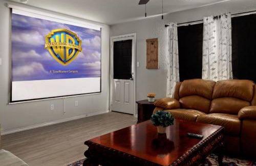 Southside House | Fun Games and Spacious 4BR House 3 ML to Lackland AFB close to SeaWorld