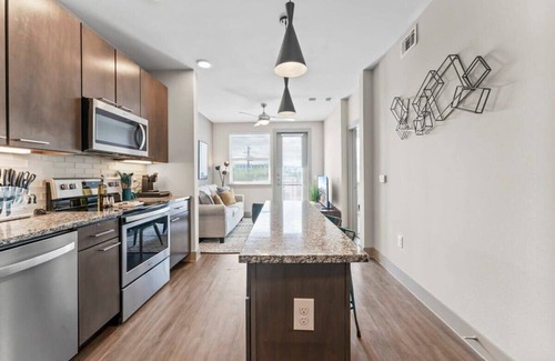 Montopolis Apartment | Fun king 1BR suite close to Downtown w/gym