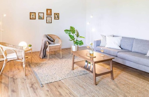 Trent Lakes Cottage | Fun, Relaxing Cottage w Hot Tub, Sauna & Fast Wifi