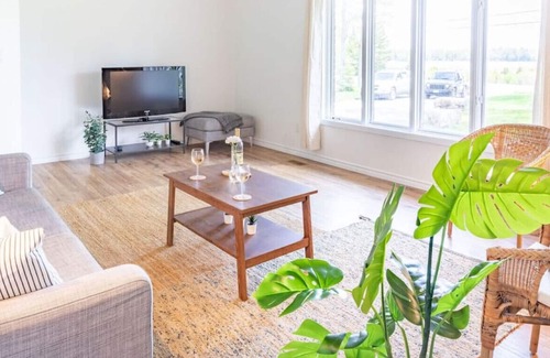 Trent Lakes Cottage | Fun, Relaxing Cottage w Hot Tub, Sauna & Fast Wifi