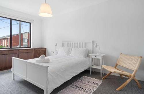 The Entrance North Apartment | Fun Retro 2 Bedroom Apartment