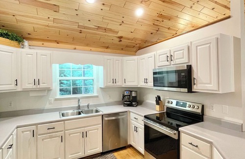 Ellijay Cabin | Fun Riverside Cabin: Indoor Games+Hot Tub+Firepit
