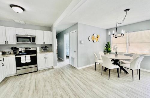 Crystal Lake House | Fun Stay Near Seufsc Pool Table Parking